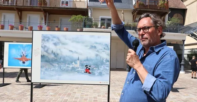 photo  françois gille, directeur du service photo du groupe l’équipe devant l’un des clichés de l’exposition « envol » sur la presqu’île de la touques dans le cadre du deauville sport images festival à deauville (calvados).  &copy;  ouest-france 