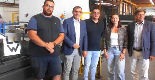 photo  (de gauche à droite) corentin barrier, chef de site ; hervé roncière, maire de montval-sur-loir ; sébastien thomy, directeur général ; lora guille, secrétaire ; denys wissier, responsable développement.  &copy;  ouest-france. 