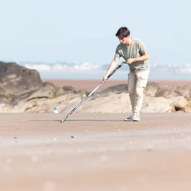 photo pierre-louis cullier à l’œuvre sur une plage.  ©  emilie beaulieu photo-video