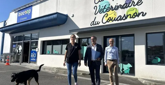 photo  mazé-milon, le 4 juillet 2025. clémentine amour, représentant la clinique vétérinaire du couasnon, et le maire christophe pot pour la ville ont signé une convention pour la gestion des animaux errants, en présence de vincent gaboriau, adjoint au maire.  &copy;  co - christophe ricci 
