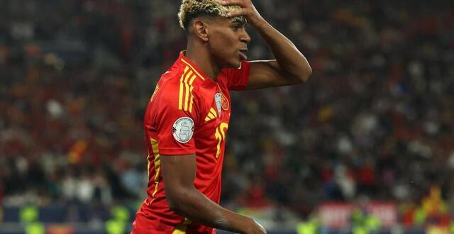 photo  lamine yamal, ici sous le maillot de l’équipe d’espagne, est au coeur d’une polémique.  ©  alexander hassenstein / getty images via afp 