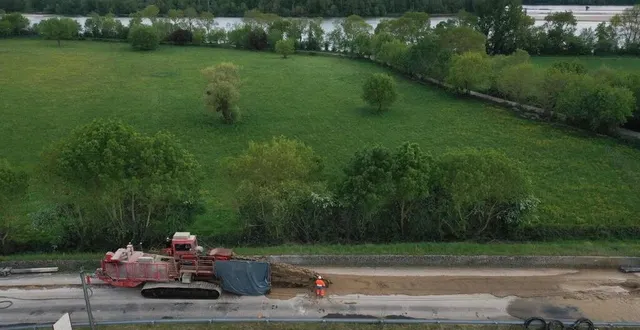 photo  des travaux ont été lancés, ici sur la levée de la dagueniere en 2021, destinés à renforcer les routes. une tronçonneuse géante y creuse une tranchée dans laquelle vient s’injecter du ciment.  &copy;  archives co – josselin clair 