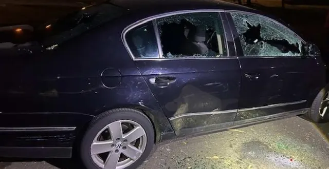 photo  une voiture, les vitres brisées, a été retrouvée à allonnes (sarthe), dimanche 13 juillet 2025.  &copy;  police nationale 72 