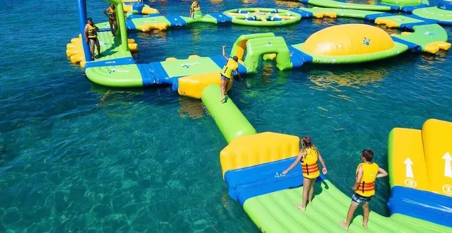 photo  les activités sur l’eau comme l’aquaparc au lac de la ferté-macé sont interdites jusqu’à nouvel ordre à partir de ce mardi 15 juillet 2025.  &copy;  aquaparc gèmerie 