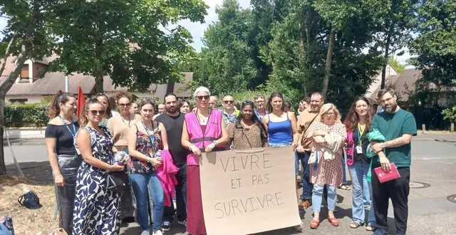 photo  les salariés sont de nouveau en grève chez konecta, rue xavier-bichat au mans (sarthe), ce mardi 15 juillet 2025.  &copy;  dr 