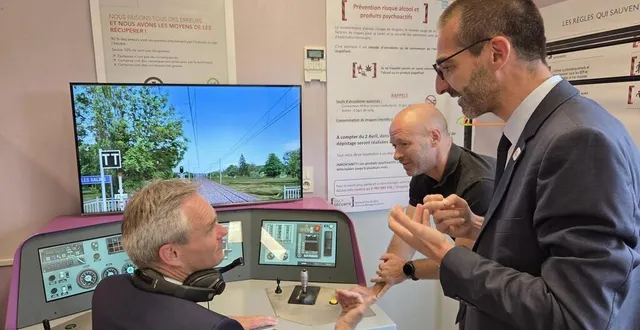 photo  le sénateur david margueritte, à gauche, parrain de la première promotion du diplôme universitaire « conduite de train », a pu tester un simulateur de formation.  &copy;  ouest-france 