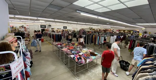 photo  les personnes peuvent encore apporter des vêtements propres et en bon état à monde solidaire, qui sont ensuite revendus dans le magasin situé route de sablé.  &copy;  le maine libre 