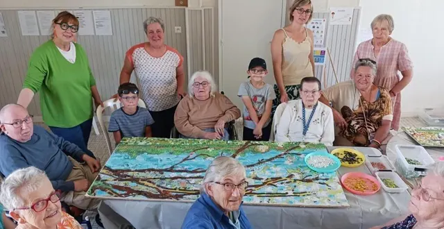 photo  tous se sont immédiatement mis à l’œuvre, les plus petits venant en aide aux aînés. un superbe moment d’échange et de partage intergénérationnel.  &copy;  ouest-france 