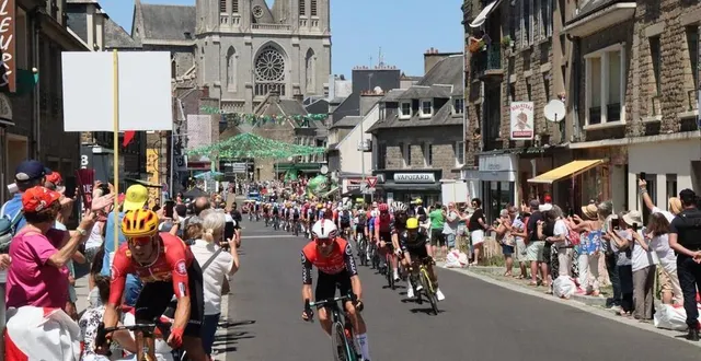 photo  à flers, il y avait du monde pour applaudir le passage du tour de france le jeudi 10 juillet 2025.  &copy;  ouest-france 