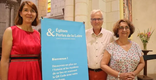 photo  le service pastorale du tourisme constitué (de g. à d.) de gaëlle ogereau, vincent roussier et pascale racon, autour de la bannière présente dans chacune des 23 églises, abbatiales, chapelles, sanctuaires ou églises prieurales, lesquelles participent à l’opération touristique.  &copy;  co 