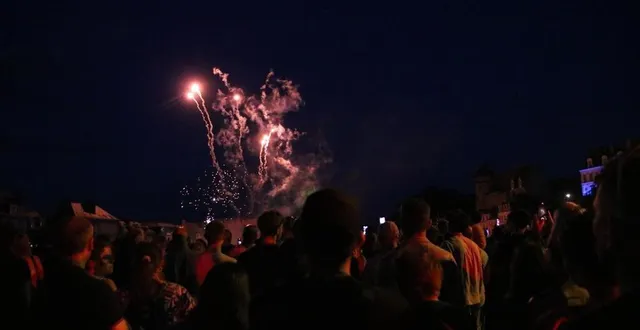 photo  le feu d’artifice a été tiré le 12 juillet 2025 à laval, en mayenne et pas au québec…  &copy;  ouest-france 