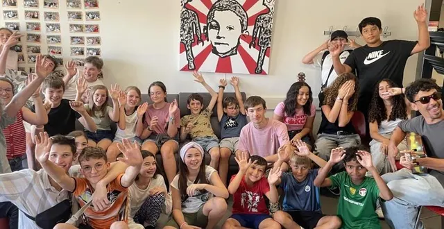 photo  les jeunes entourés par leurs animateurs magalie gallard, pascal mohammedi et antoine moreau, coordinateur la mission jeunesse aînés (mja) léo-lagrange ouest.  &copy;  co 