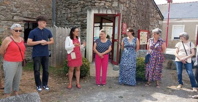 photo  baptiste sabadel aux côtés des élus, guidera les visiteurs du musée du granit pendant l’été, tandis qu’aurélie tilly y exposera ses peintures.  &copy;  co 