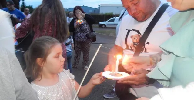 photo  de nombreux enfants ont récupéré leurs petits lampions pour la retraite aux flambeaux.  &copy;  le maine libre 