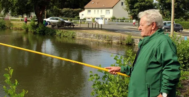 photo  christian gaudin, le trésorier de l’amicale des pêcheurs, a déployé plusieurs tactiques pour attraper du poisson.  &copy;  le maine libre 