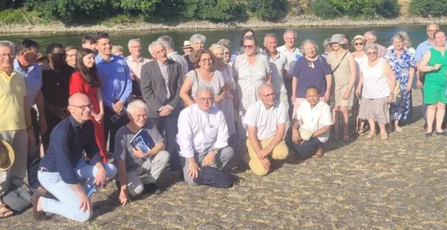 photo  entre la loire et l’église saint-maurille, ils étaient nombreux pour le lancement de l’opération de visite du patrimoine ligérien : églises et perles de la loire.  &copy;  ouest-france 