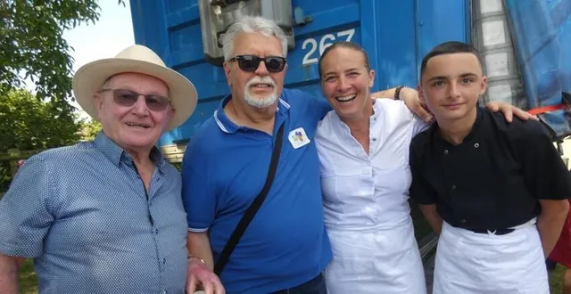 photo  le maire, le président du comité des fêtes, amandine chaigneau et un apprenti.  &copy;  ouest-france 