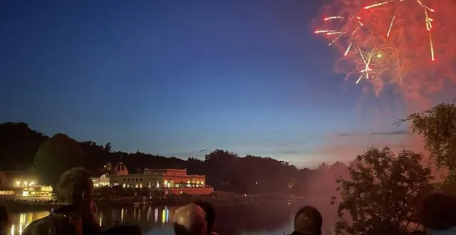 photo  le feu d’artifice du 14 juillet a rassemblé la foule.  &copy;  ouest-france 