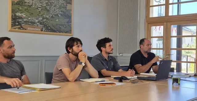 photo  conseillers municipaux et représentants de trois sociétés étaient réunis pour signer le projet de skate parc.  &copy;  ouest-france 