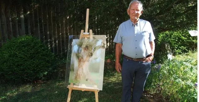 photo  bernard reignier avec un de ses tableaux intitulé le lutteur.  &copy;  ouest-france 