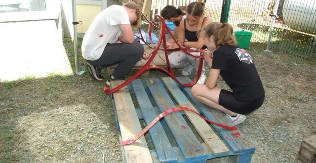 photo  redonner vie aux bancs, une des missions pour les jeunes.  &copy;  ouest-france 