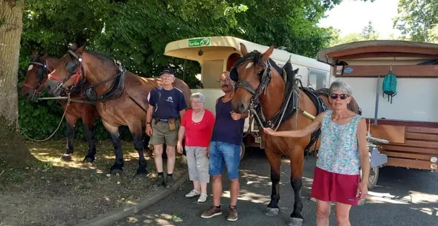 photo  à gauche, robert et colette leroy avec leurs chevaux volga et vadrouille, seront en randonnée équestre avec harrys et annick gonsard (à droite) et leur cheval mistral.  &copy;  ouest-france 