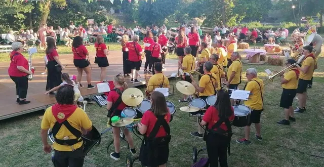 photo  les différents groupes de musique venus animer la guinguette des trois moulins.  &copy;  ouest-france 