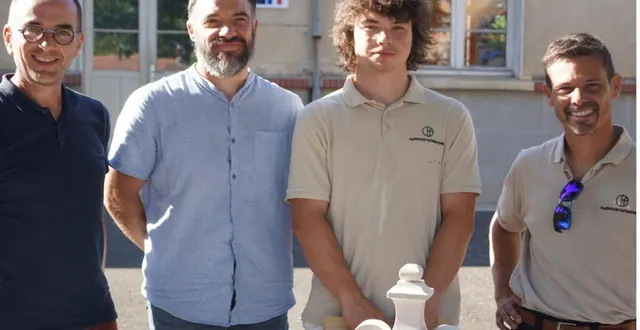 photo  arthus mottais au centre, accompagné de son père, du maire et du chef d’entreprise hardouin patrimoine, vient de remporter la médaille d’or au concours du maf.  &copy;  ouest-france 