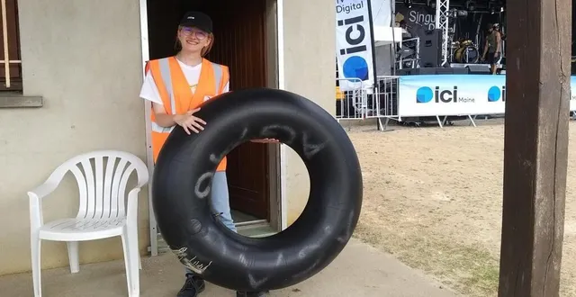 photo  chloé tient dans ses mains une bouée, très demandée par les nageurs.  &copy;  ouest-france 