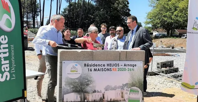 photo  on a posé la première pierre de la résidence hélios, idéalement située face à la maison de l’enfance pour de jeunes parents, ce mercredi 9 juillet 2025 à arnage.  &copy;  le maine libre 