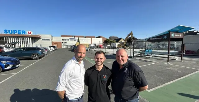 photo  lucas landemaine, au centre, manager e-commerce, entouré par nicolas hot et vincent taillandier, codirecteurs du super u de l’avenue de la libération, dont le parking s’agrandit sur la partie arrière droite.  &copy;  le maine libre 