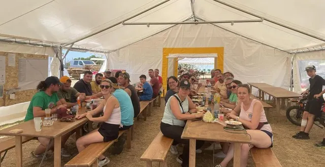 photo  pause bien méritée du midi où une trentaine de bénévoles profitent d’un bon repas préparé par nono.    &copy;  le maine libre 