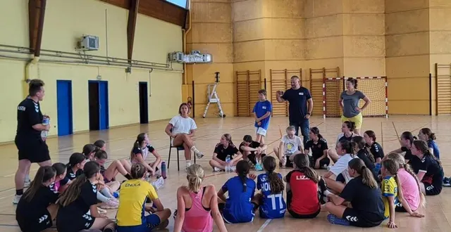 photo  les jeunes joueuses des clubs de sillé-le-guillaume et de la bazoge en train d’écouter l’ancienne internationale manon houette.  &copy;  hc la bazoge 