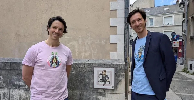photo  guillaume mazurage (à gauche) et louis de carolis (à droite) sont deux des cofondateurs de l’application cryptors in the city. pour découvrir le patrimoine angevin, ils proposent une chasse au trésor de cinq plaques en céramique avec des personnages en pixel art cachées dans la ville.  &copy;  ouest-france 