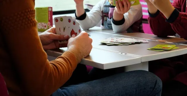 photo  le voyage en train permet de prendre du temps en famille, on peut profiter du voyage pour jouer aux cartes.  &copy;  voyagerentrain.fr 