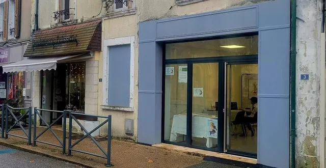 photo  le local éphémère est bien placé, à côté d’une boulangerie, place des teilleuls, au theil-sur-huisne.  &copy;  ouest-france 