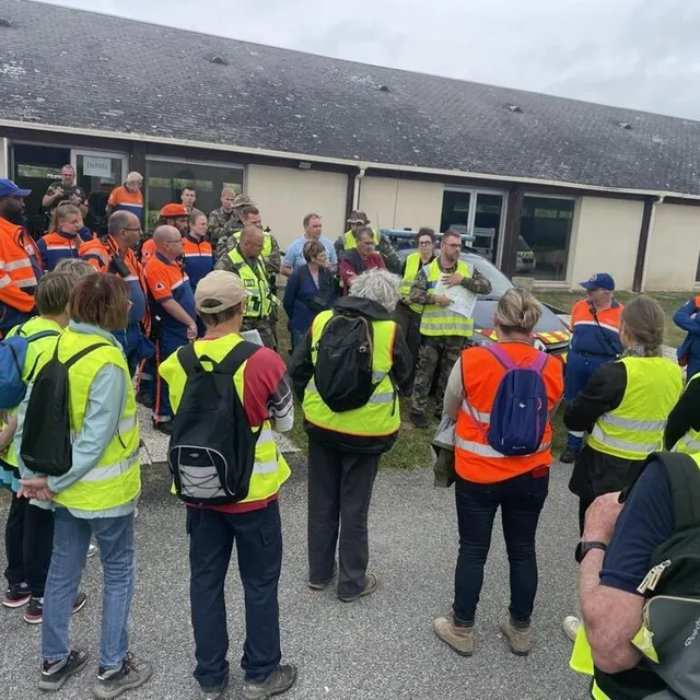 photo les recommandations des gendarmes avant le début de la battue pour retrouver l’octogénaire.  ©  ouest-france