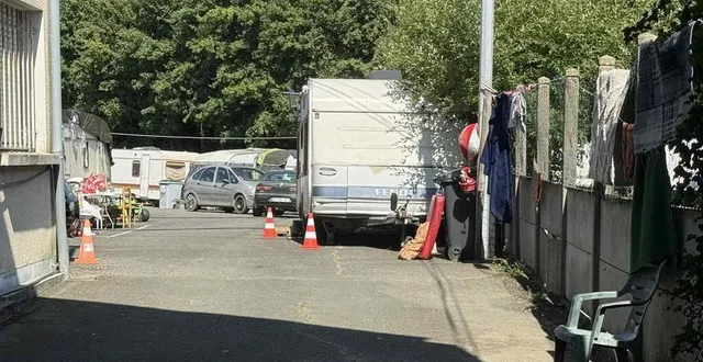 photo  le terrain de pierre de guisti est occupé par une dizaine de caravanes depuis le 27 mai.  &copy;  co - tiphaine sirieix 