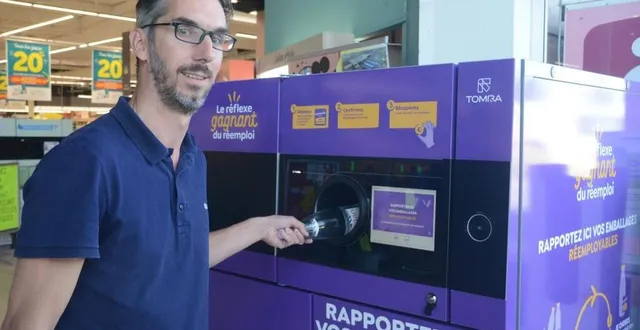 photo  « le surcoût de vingt centimes sur les produits consignés est restitué sous forme de bon d’achat par la machine au retour de la bouteille », explique rudy bougot, directeur du super u de candé.  &copy;  co – antoine humeau 