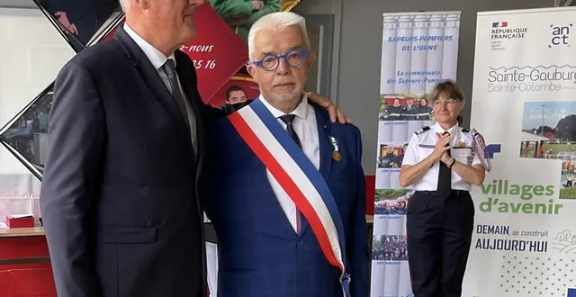 photo  philippe bigot a reçu la médaille d’honneur régionale, départementale et communale, pour plus de trente ans de services, des mains de christophe de balorre, devant la colonelle anne lamaire.  &copy;  ouest-france 