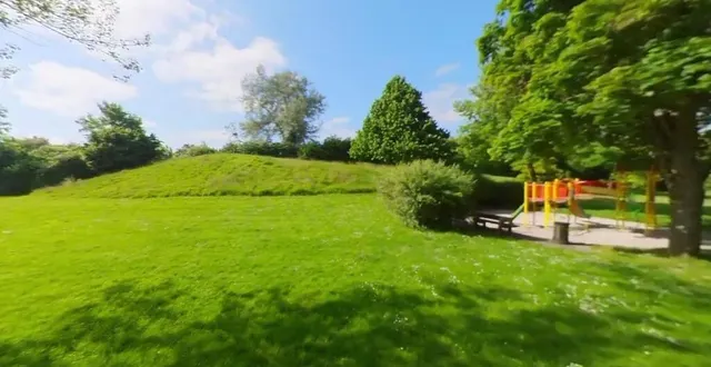 photo  les faits se sont déroulés sur la butte derrière des jeux pour enfants, dans le parc courbet, à alençon.  &copy;  google street view 