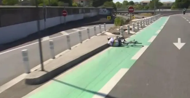 photo  tadej pogacar chute lors e la onzième étape du tour de france  &copy;  capture d'écran / afp 
