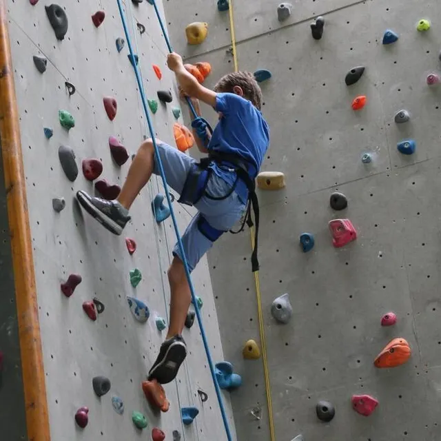 photo le mur d’escalade du complexe sportif de la monnerie a permis aux enfants de s’essayer à l’escalade  ©  ouest-france