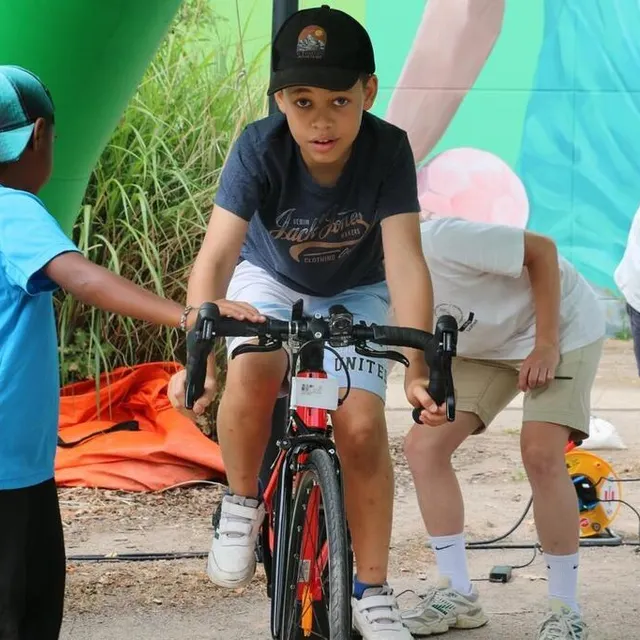 photo les enfants étaient invités à comparer leurs performances à celles de sportifs professionnels sur un simulateur de cyclisme.  ©  ouest-france