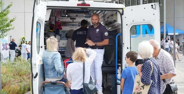photo  le public est venu en nombre pour rencontrer ces professionnels du monde médical pour la journée nationale du samu/smur, au mans (sarthe).  &copy;  ouest-france 