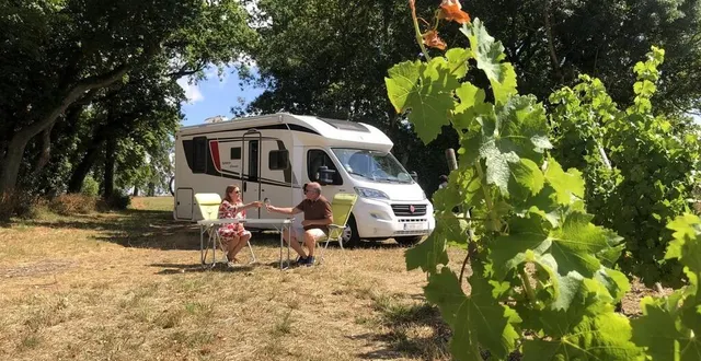 photo  val-du-layon, mardi 8 juillet 2025. anne tijou, du château de bellevue, accueille guy et pascale, camping-caristes belges.  &copy;  co – camille rivieccio 