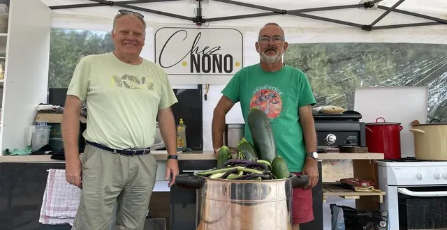 photo  jean-louis chevalier (à gauche) et sa brigade de cuistots dont régis clément nourrissent tous les midis les bénévoles affairés au montage du festival à tout bout d’champ (18-19 juillet 2025).  &copy;  ouest-france 