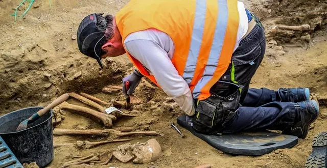 photo  le mans, mercredi 16 juillet 2025. les archéologues de la drac retirent avec d’infinies précautions ces corps enfouis ici entre le xiie et le xviiie siècle.  &copy;  le maine libre - yvon loué 