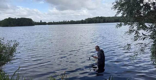 photo  sur l’étang de la chartre-sur-le-loir, cyril lombardot, responsable du service technique à la fédération de pêche de la sarthe, procède à des prélèvements mercredi 16 juillet 2025.  &copy;  ouest-france 