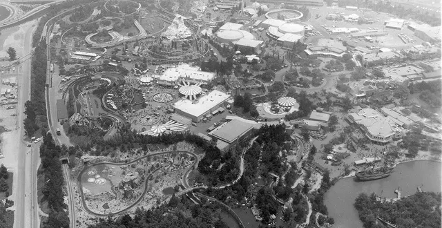 photo  vue aérienne du premier parc disneyland en 1962.  &copy;  photo : wikimedia commons 